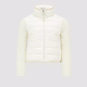 Moncler Cardigan - Säljer nu min helt nya Moncler cardigan som har kvitto och lapp kvar!! Då jag ångrade mig med färgen och inte hann lämna tillbaka den så är den aldrig använd. Köptes för 6375kr och säljer för 4500. För egna bilder är det bara att höra av dig!