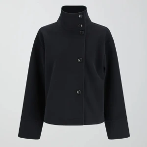 Kort marinblå jacka  - Superfin marinblå kort kappa från Gina Tricot! Säljes då den tyvärr inte kommit till användning. Nyskick, endast använd ett fåtal gånger!🪩💘 nypris 600 kr 