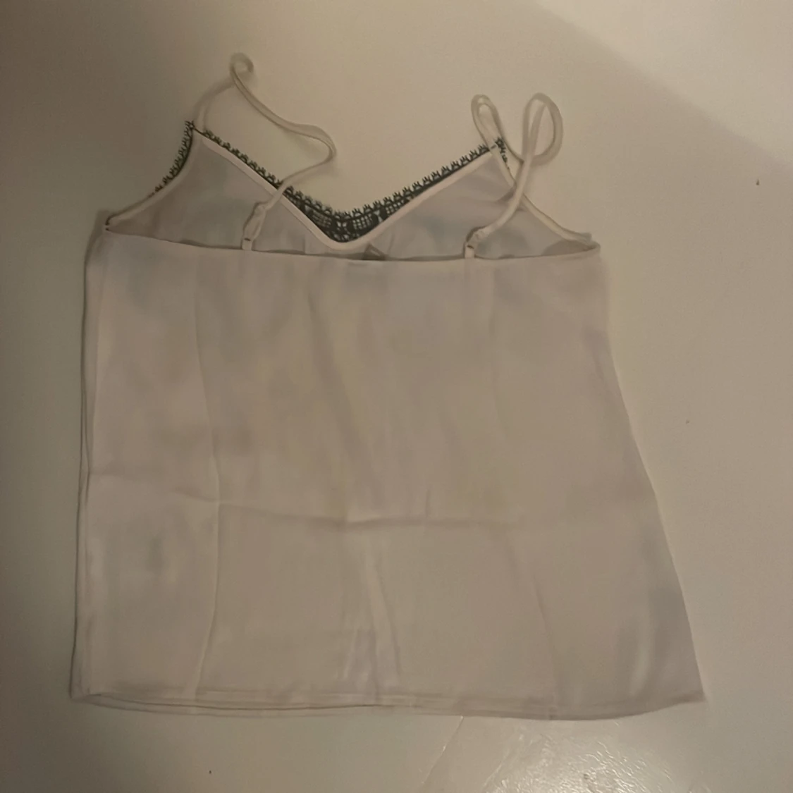 Vit topp med svart spets - 90