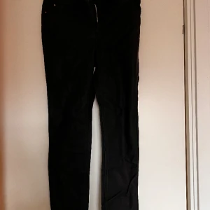 Skinnbyxor  - Oanvända Skinnbyxor från river island. 