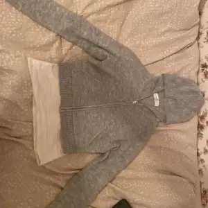 Grå stickad tröja från hm köpt i liten storlek men den är stor, använd 2 gånger +frakt