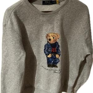 Ralph lauren sweatshirt - Hej!, säljer nu min polo bear sweatshirt då den inte kommer till användning. Skick 10/10| Nypris 2400kr mitt pris 599kr. Hör av er vid frågor eller funderingar!