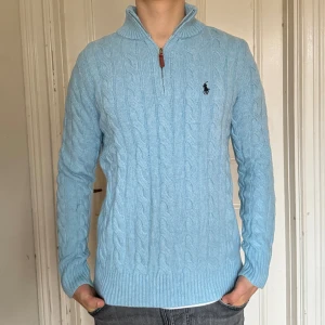 Ralp Lauren Half-zip - Ralph Lauren half-zip ”kabelstickat” i nästintill nytt skick, 9/10. Nypris: 2499 kr. Storlek: L, passar L och M. 