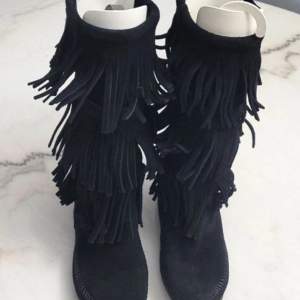 Mina älskade Minnetoka boots ska nu säljas då de blivit för små 💕 fantastiskt söta utan klack o bekväma att gå i (pris kan diskuteras vid snabba affär) (nypris 1199kr -köpta i usa)