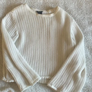Tröja lindex - Säljer denna superfina tröja från Lindex. Den är i storlek xs men skulle säga att dne sitter mer som en xxs/xs då den är ganska kort💓