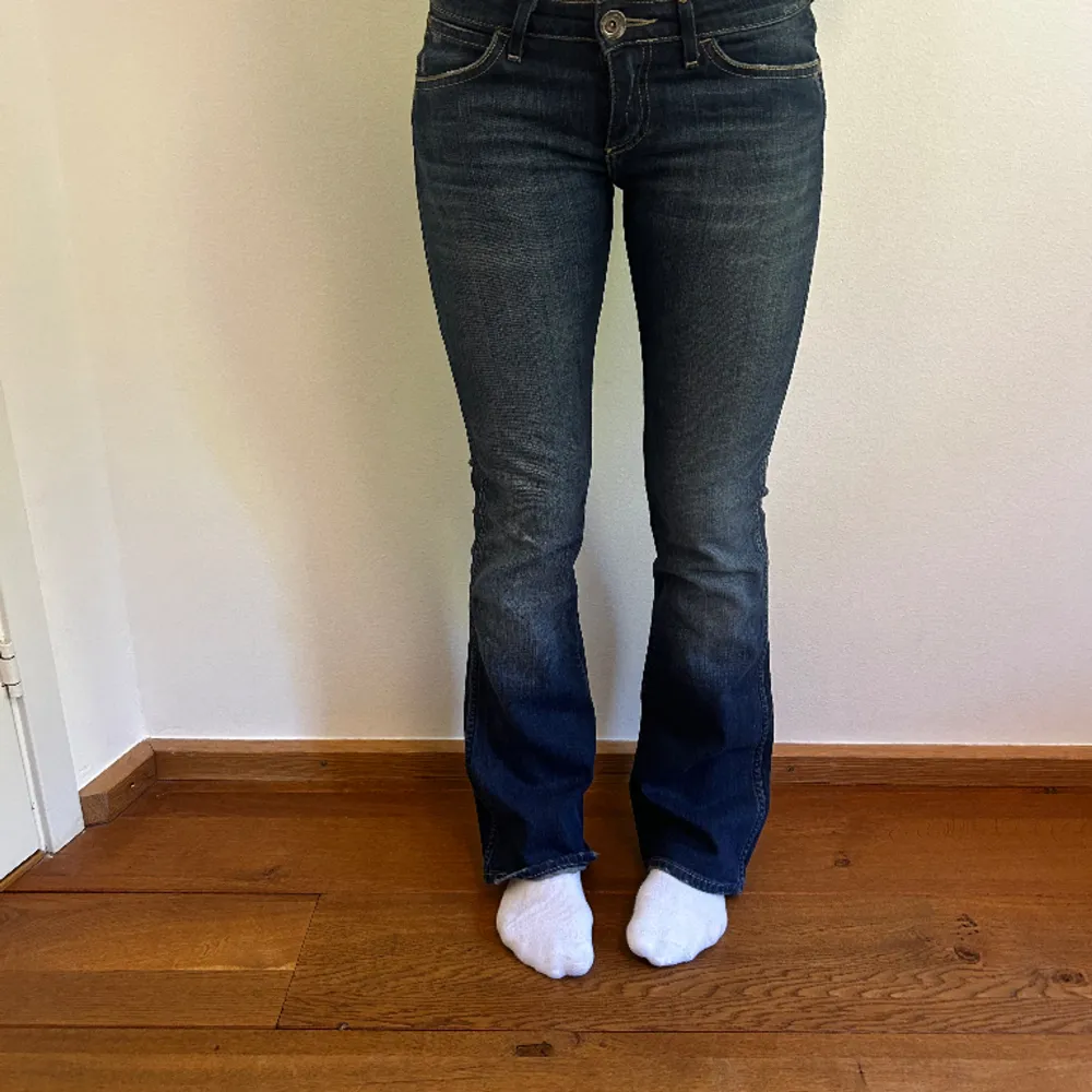 Jättesnygga mörkblåa lågmidjade Bootcut jeans ifrån Wangler. Säljer eftersom att jag inte använder dem. ❤️. Jeans & Byxor.