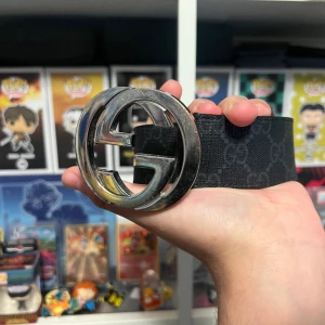 Gucci Belt GG Supreme Black - Ett bälte i använt skick som syns på bilderna.  Nypris ligger på 4400kr. Endast bälte medföljer vid köp. Storlek - 90CM.
