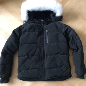 Moose Knuckles Jacka - Moose Knuckles Jacka Herr. Storlek M men jackan i sig är ganska kort, jag har storlek S och den passar väl på mig. Inköpt 2018 och använd ett fåtal gånger  Den är äkta och har inga skador! Skriv gärna privat om du har några frågor!