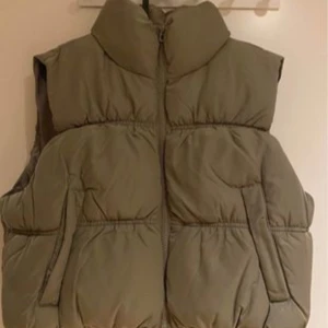 Fodrad pufferväst - Helt ny väst som tyvärr är för liten. Storlek S Färgen heter Khaki. Nypris 199 kr. Prislappen hänger kvar!  Köparen står för frakten. 