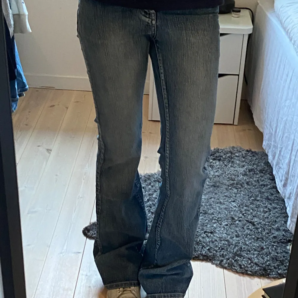 Jätte fina bootcut jeans med låg midja och coola detaljer på fickorna🤩 De är helt nya och aldrig använda, lappen är kvar! Det är bara att skriva för fler bilder eller om ni har frågor🫶🏼 Innerbenslängd: 86 cm Midjemått: 30 cm. Jeans & Byxor.