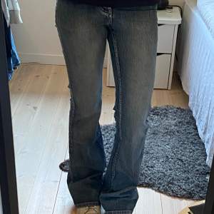 Jätte fina bootcut jeans med låg midja och coola detaljer på fickorna🤩 De är helt nya och aldrig använda, lappen är kvar! Det är bara att skriva för fler bilder eller om ni har frågor🫶🏼 Innerbenslängd: 86 cm Midjemått: 30 cm