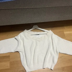 Stickad tröja  - Säljer denna jätte fin stickade tröja från Gina Tricot, har en fläck på armen som inte synd om man viker in 