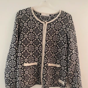 Odd molly kofta  - En helt ny kofta från odd molly, svart och beigevit.  Strl 2. Nypris ca 2000 kr 