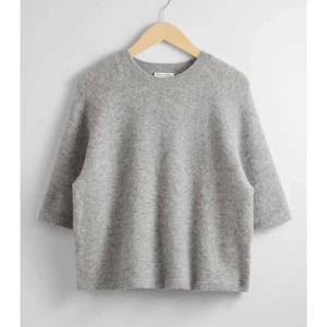 Trendig tröja!! - Säljer denna tre kvarts ärmade tröjan från   & other stories! Den är endast använd en gång och därför i ny skick! Nypris 690kr! Pris kan diskuteras vid snabb affär!!❤️