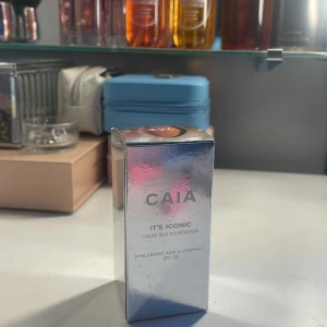 Caia foundation! - Säljer pga har flera styckna och fick en till i julklapp som jag ej kommer att få andvändning för på länge isånnafall❤️ Älskar denna! Endast testad på handen 
