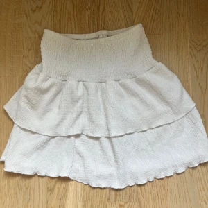 Kjol  - Säljer denna kjolen från Young Gina som är förliten för mig❤️