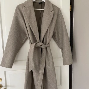 Kappa - säljer denna då den inte kommer till använding längre, är en del använd men fortfarande gott skick! Köpt för runt 700kr på Vero moda förra året 