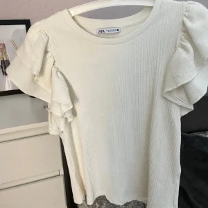 Zara volangtopp - Säljer denna fina volangtopp från Zara då den aldrig kommit till användning. Den är relativt liten i storleken💓