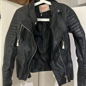 Skinnjacka  - Skinnjacka stl 36 vintage