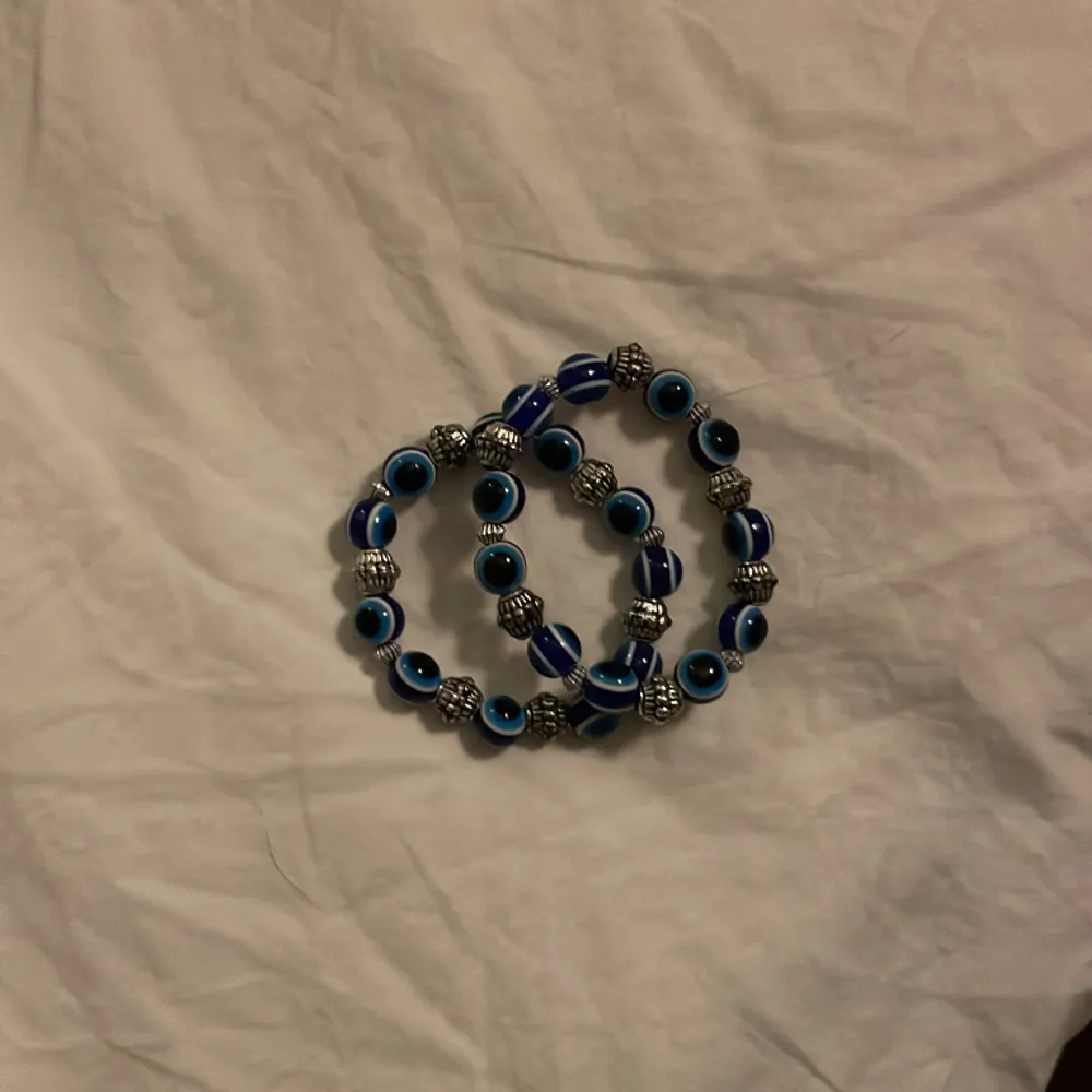 Säljer dessa små söta blåa matchande armbanden! 💙Tar swish och köparen står för frakt. Vid fler frågor kontakta mig!! 12kr st elr 20kr för båda! . Accessoarer.