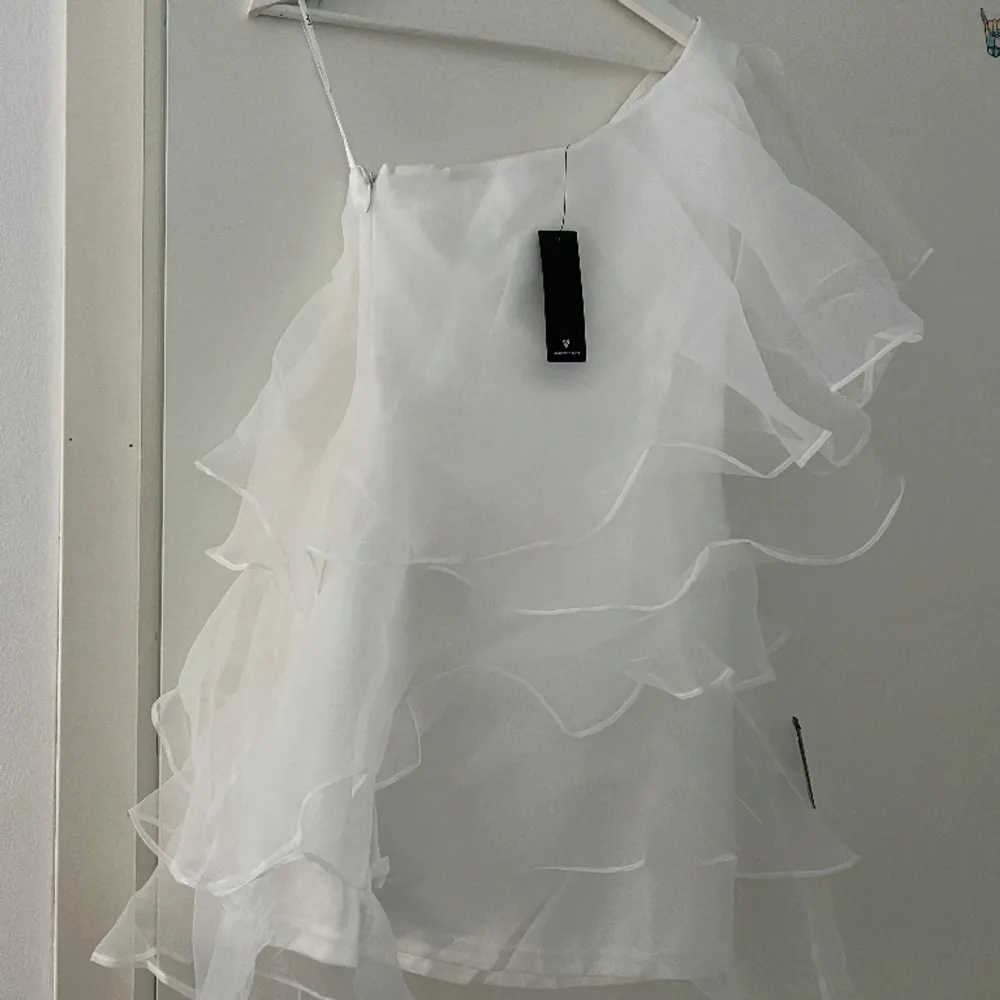 Säljer nu en vit jättefin volangklänning då den inte passade. Klänningen är perfekt för studenten och är helt oanvänd. Hör gärna av dig för fler bilder eller andra funderingar🩷🩷. Klänningar.