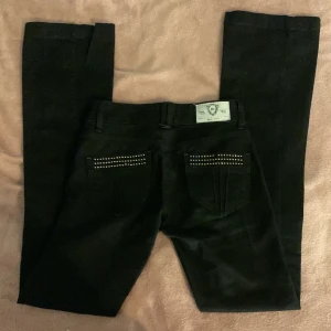 Lågmidjade bootcut jeans river island - Säljer de här lågmidjade bootcut jeansen från river island med glitter detaljer på bakfickorna. Midjemått rakt över:34 innerbenslängen:83. Jag är 173 och de e lite för långa för mig. Tryck gärna på köp nu!