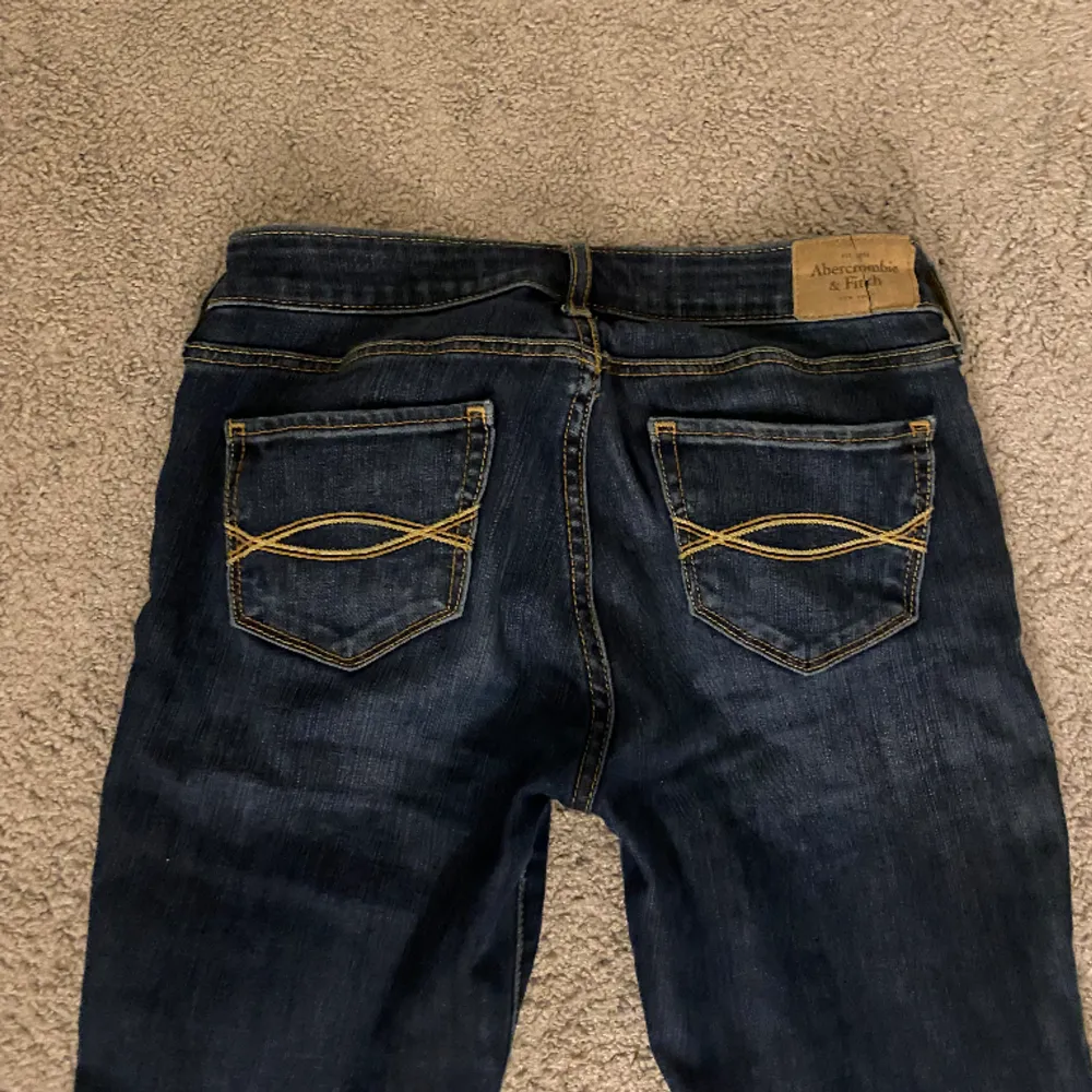 Säljer mina abercrombie fitch jeans då de är för små❤️ skriv för fler bilder. Jeans & Byxor.