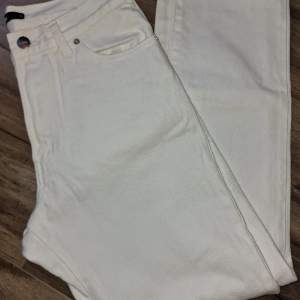 Vita jeans med raka ben. Storlek S. Nyskick 