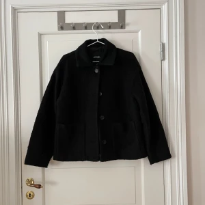 Jacka från Monki - Svart texturvävd jacka från Monki. Storlek XS, men passar XS-M. Stängs med knappar. Använd, men i fint skick. Bara att fråga om det är något du undrar! Kan mötas på Järntorget i Göteborg eller skicka, köparen står för frakt. Finns fler bilder.