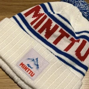 Minttu mössa - Helt ny oanvänd och oanvänd minttu mössa då det blev en över efter skidresan. Skitsnygg på afterski eller i fjällen. 