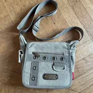 crossbody bag - snygg crossbody bag med massa fickor och potential att personaliseras med trinkets 🎀