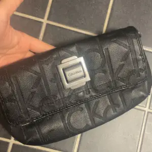 Välskött vintage Calvin Klein clutchbag. Pris går att diskutera vid snabb affär!!