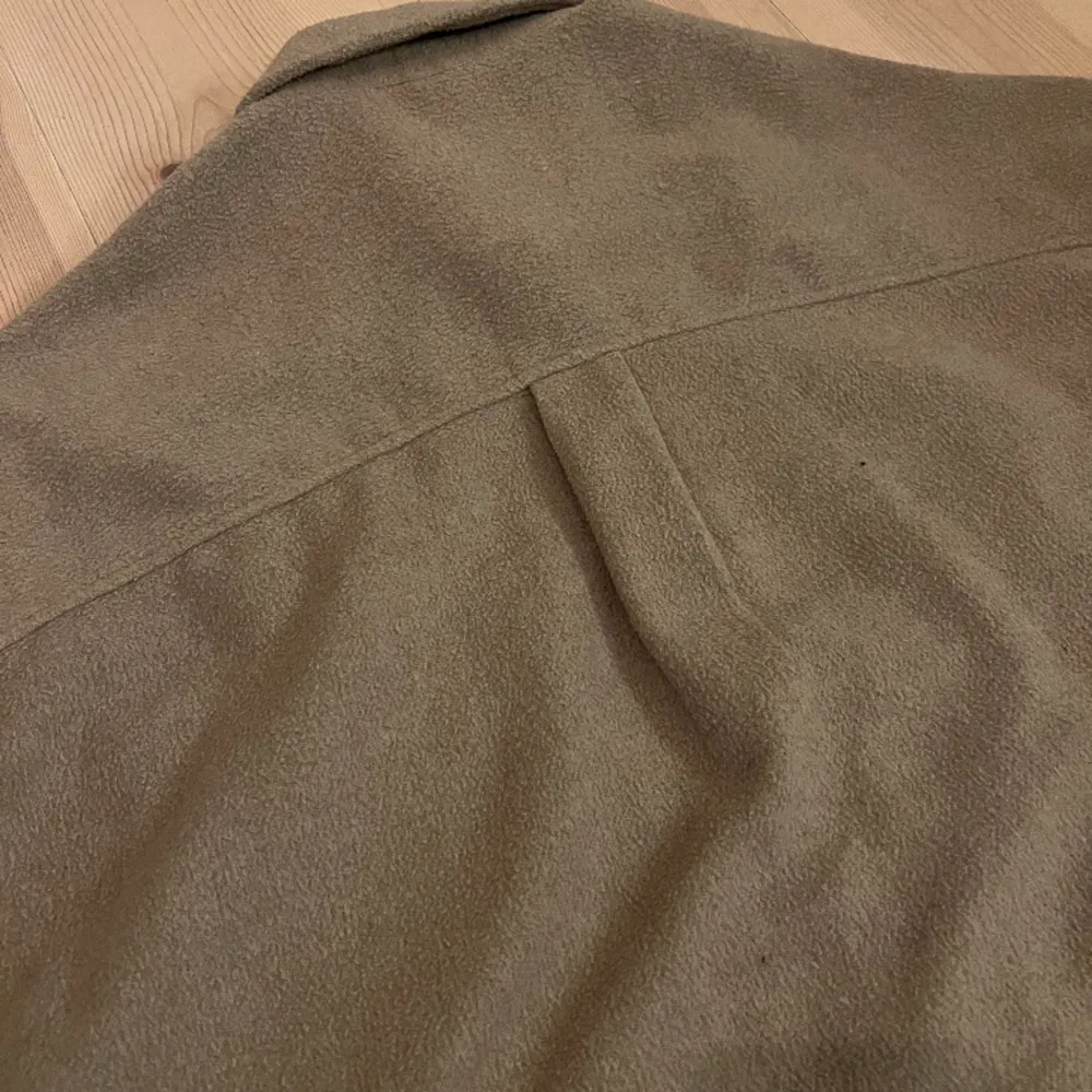 En fin och mjuk kofta/tröja från GinaTrickot 🤎 Endast använd ett par ggr, säljer pga den inte kommer till användning.  Nypris: ca 300 kr . Tröjor & Koftor.