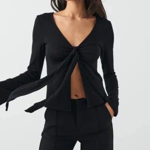 tie front long sleeve top - Oanvänd med prislappen kvar. Tie front long sleeve top från Gina, nypris 299kr