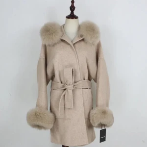 Beige kappa ÄKTA PÄLS - En beige kappa med äkta päls vid vristerna och luvan. Köpte den för ett långt tag sedan från en sida som nu inte finns och säljer den för att den inte längre kommer till användning. Kappan kostar idag 4000kr på andra hemsidor. Skriv PM för mer info 🫶🏼