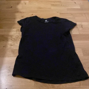 Svart T-shirt  - Svart T-shirt från h&m, bra skick