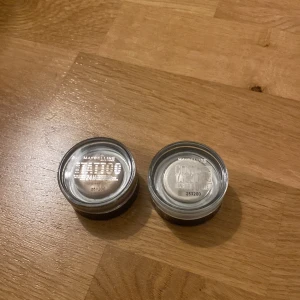 Två ögonskuggor  - Två ögonskuggor i brun och vit, aldrig använda, kontakt oss vi köp an en