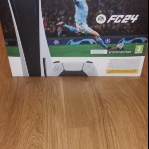 PS5 + FC24 + SKULL AND BONES + NEED FOR SPEED PAYBACK  - Säljer PlayStation 5 (PS5) är i ett utmärkt bra skick, köpt på Elgiganten och har haft den i ca 4 månader. Det ingår en handkontroll, FC 24, SKULL AND BONES och NEED FOR SPEED PS4 som också kan spelas på PS5.   OBS PRISET KAN DISKUTERAS!