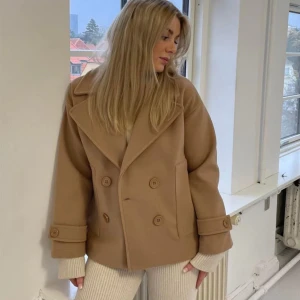 Kappa - Jättefin kappa från design by si  Jättefint skick den ser ut och kännns som ny Köpare står för frakt❤️