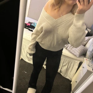 TRÖJA - stickad tröja från HM med v ringning. Tveka inte att fråga om ni undrar något eller har ett eget prisförslag💕