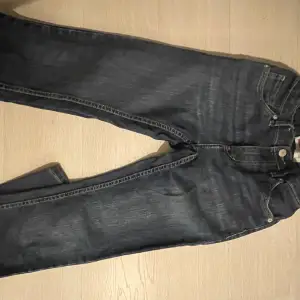 Knappt använda Levis jeans i strl kids 164 -14år