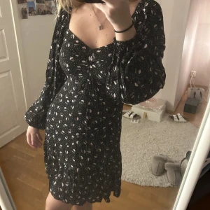 Klänning från monki - En svart klänning med lila blommor på från monki. Storlek S. Är stretchig i ryggen. 