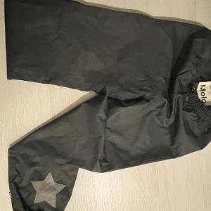 Molo Överdragsbyxor  - Vattentåliga överdragsbyxor i strl Kids 152 - 12år