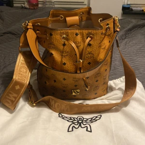 MCM BUCKET VÄSKA - Som ny! säljs på grund av att den inte passade min stil!  använd 3-4 gånger köpt för 6800kr säljs för 3300 vid frågor eller bilder skicka ett pm