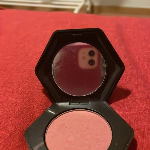 H&M beuty Blush  - Bra skick, endast använd ett fåtal gånger, i färgen soft pink, köpt för 79kr