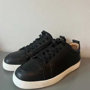Christian Louboutin Sneakers - Skick 10/10, använd 2 gånger. Storlek 43, men passar typ som 42,5. Skriv om du har frågor eller vill ha mer bilder osv