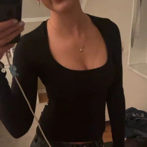 Tröja - Två väldigt lika svarta tajta tröjor från h&m, tröjan på bild 1 och 2 och samma tröja, bild 3 är en väldigt liknande tröja men skriv gärna för fler bilder, säljer för 90kr st!😊