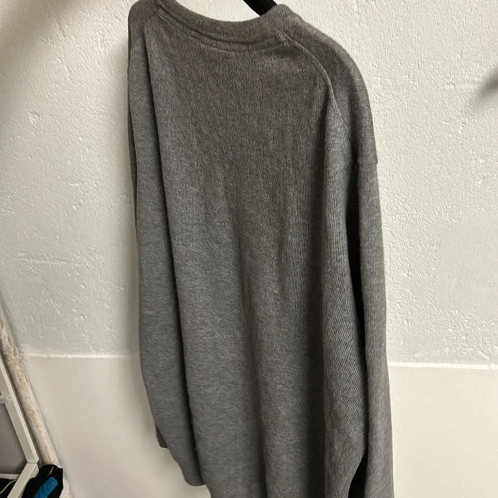 Tja säljer denna snygga Lyle & scott tröjan som är Large men sitter Som Medium inga defekter använd 2-3 gånger nypris 850kr  hör av vid funderingar. Tröjor & Koftor.