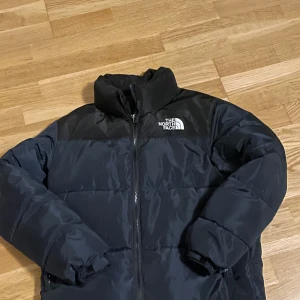 North Face jacka  - North Face nuptse jac. Storlek M/L  Har haft i en vinter men är tvättat noga hos kemtvätten. Inga problem. Pris kan diskuteras. Köptes för ca 3000 kr. 