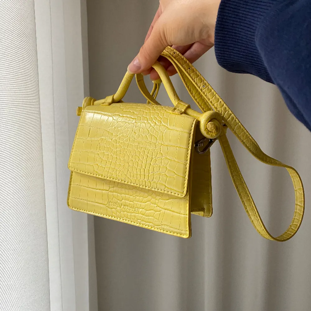 Så fin gul väska nu inför våren och sommaren 💛🌼🐝. Väskor.